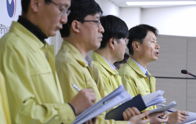 김강립 중앙사고수습본부 부본부장(보건복지부 차관, 오른쪽)이 14일 오전 세종시 정부세종청사에서 신종 코로나바이러스 감염증(코로나19) 대응 중앙사고수습본부 상황점검 회의 결과 브리핑을 마친 뒤 취재진의 질문에 답변하고 있다. 연합뉴스
