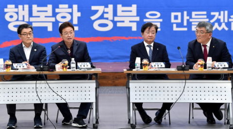 이철우(왼쪽 두 번째) 경북도지사와 장욱현(맨 왼쪽) 영주시장, 권영세(오른쪽 두 번째) 안동시장, 김학동(맨 오른쪽) 예천군수가 지난 14일 도청 화백당에서 토론하고 있다. 경북도 제공