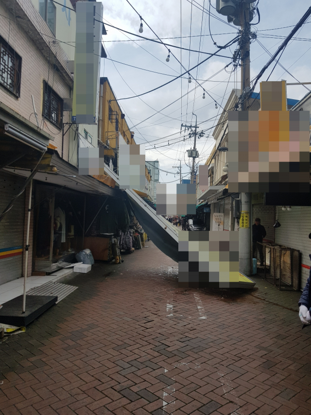 대구 강풍에 공사장 펜스 기울고 간판 떨어지고. 대구소방본부 제공