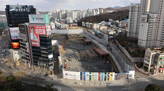 대구 수성구 범어네거리에 위치한 수성범어W 신축공사 현장 모습. 매일신문 DB