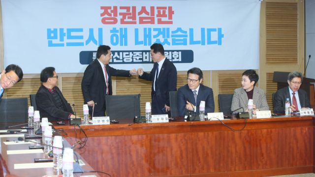 김상훈 의원(왼쪽부터), 문병호 정치혁신특별위원장, 심재철 공동위원장, 정운천 위원, 정병국, 이언주, 박형준 공동위원장이 14일 국회 의원회관에서 열린 통합신당준비위원회 회의에서 반갑게 인사하고 있다. 연합뉴스