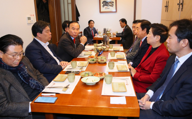 자유한국당 박덕흠, 김성태, 김선동, 김영우, 박인숙 의원 등이 9일 서울 여의도 한 음식점에서 보수통합 관련 논의를 위해 오찬 회동하고 있다. 연합뉴스