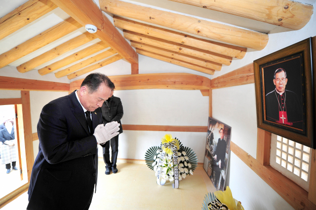 김영만 군위군수가 김수환 추기경 선종 11주기인 16일 김 추기경 생가를 찾아 참배하고 있다. 군위군 제공