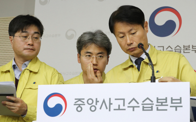 김강립 중앙사고수습본부 부본부장(보건복지부 차관, 오른쪽)이 17일 오전 세종시 정부세종청사에서 코로나19 대응 중앙사고수습본부 상황점검회의 결과 등에 대한 브리핑을 마친 뒤 이어진 취재진의 질문에 답변하던 중 신현두 의료기관정책과 팀장(가운데)의 설명을 듣고 있다. 왼쪽은 윤태호 중앙사고수습본부 방역총괄반장. 연합뉴스
