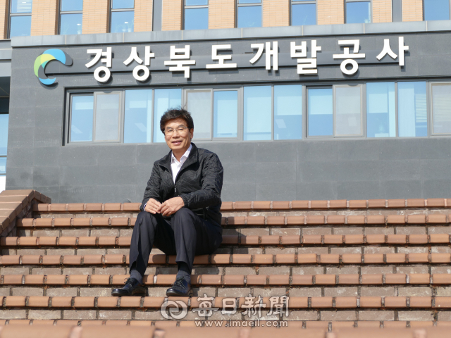 경북개발공사 안종록 사장이 사옥 앞 계단에서 포즈를 취하고 있다. 김영진 기자