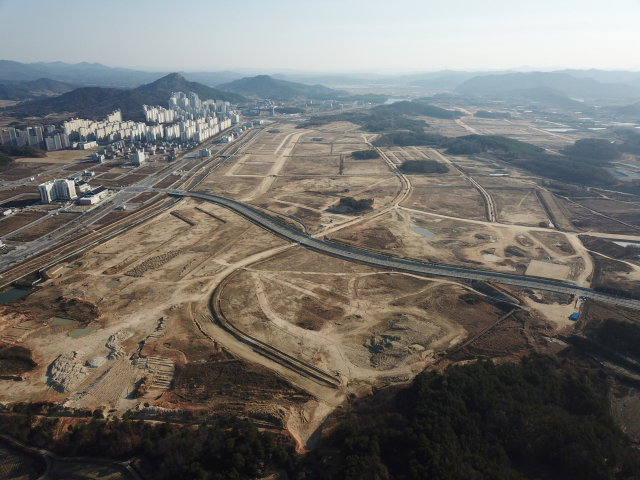 경북도청 신도시 내 2, 3단계 부지조성공사가 진행되고 있는 현장의 모습. 현장 뒷편으로 1단계 조성공사가 완료된 도심지 모습도 함께 보인다. 경북개발공사 제공