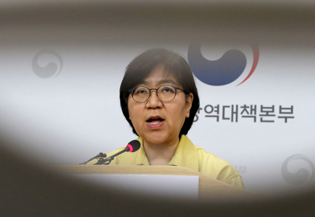 정은경 중앙방역대책본부장(질병관리본부장)이 17일 오후 충북 청주시 질병관리본부에서 코로나19 국내 발생현황 및 확진환자 중간조사 결과 등 정례브리핑을 하고 있다. 연합뉴스