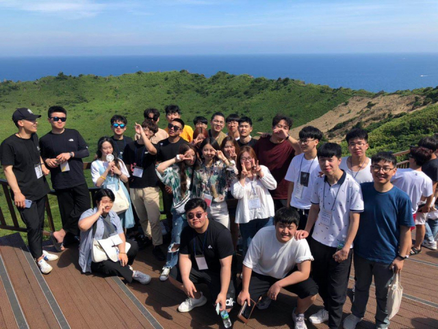 호산대 유학생들이 지난 여름 제주도 문화탐방 중 기념촬영을 하고 있다. 호산대 제공