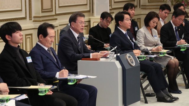 문재인 대통령이 17일 청와대에서 기재부·산업부·중기부·금융위 업무보고 전 발언하고 있다. 연합뉴스