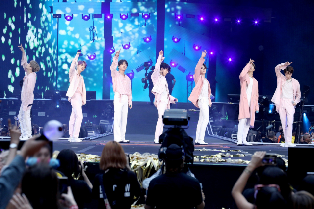 BTS, 방탄소년단이 부족(Tribes)을 만들고 글로벌 스타로 성장한 전략은 4차 산업혁명 시대의 새로운 마케팅 개념으로 모든 분야에 적용이 가능하다는 것이 이 책의 저자 세스 고딘의 주장이다. 사진은 방탄소년단의 공연 모습. 매일신문 DB