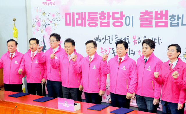 미래통합당 김재원 정책위의장(왼쪽부터), 심재철 원내대표, 김원성, 김영환 최고위원, 황교안 대표, 이준석, 조경태 최고위원이 17일 국회에서 열린 첫 최고위원회의에 