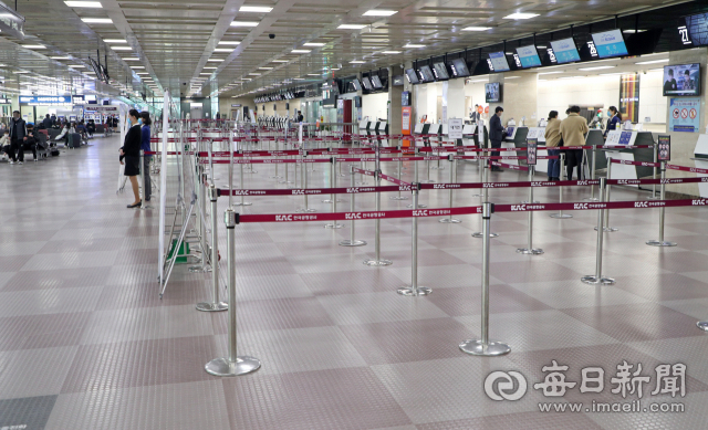 대구국제공항 탑승 수속장이 코로나바이러스감염증-19 여파로 한산한 모습을 보이고 있다. 매일신문DB