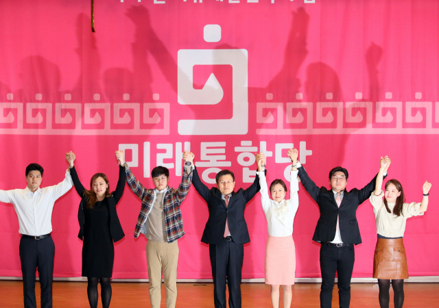 미래통합당 황교안 대표(가운데)와 청년 당원들이 17일 국회 의원회관에서 열린 미래통합당 출범식