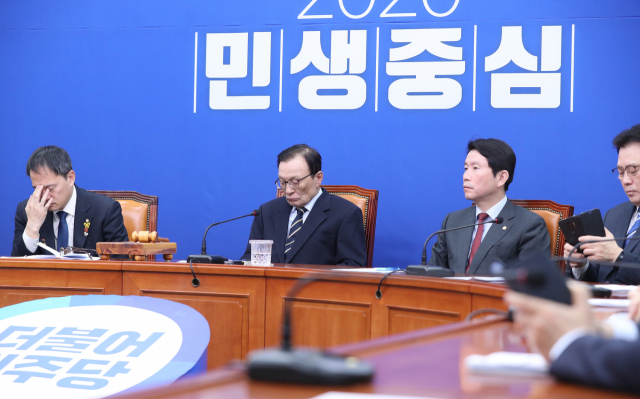 더불어민주당 이해찬 대표와 이인영 원내대표, 박주민 최고위원 등이 17일 오전 서울 여의도 국회에서 열린 최고위원회의에서 생각에 잠겨 있다. 연합뉴스