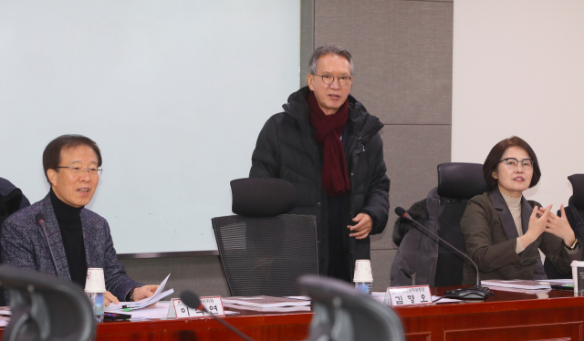 자유한국당 김형오 공천관리위원장(가운데)이 17일 국회 의원회관에서 계속된 4·15총선 공천관리위원회 회의와 면접심사에서 참석자들과 이야기를 나누고 있다. 연합뉴스