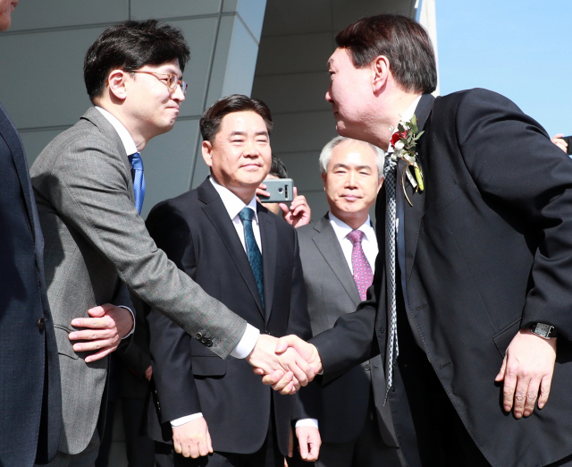윤석열 검찰총장이 13일 오후 부산고등·지방 검찰청을 찾아 한동훈 부산고검 차장검사와 인사하고 있다. 윤 총장의 최측근으로 분류되던 한 차장검사는 대검찰청 반부패부장 시절 조국 전 법무부 장관 가족 비리 수사 등을 지휘하다 부산고검으로 인사 이동했다. 윤석열 검찰총장은 취임 후 첫 지방검찰청을 격려 방문했다. 연합뉴스