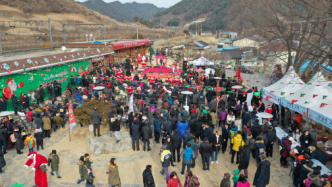 한겨울산타마을에 관광객들이 몰리면서 인산인해를 이뤘다. 봉화군 제공