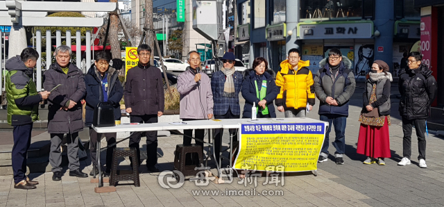 지난 3월 안동시장측근 특혜비리의혹 감사원 국민감사청구를 위한 시민모임이 경북 안동 문화의거리에서 거리서명운동을 갖고 감사원 청구를 위한 내용에 대해 설명하는 모습. 매일신문DB