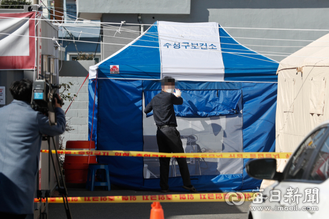 지난달 24일 경북 청도군 대남병원에서 방역 관계자들이 병원 건물을 소독하고 있다. 성일권 기자 sungig@imaeil.com