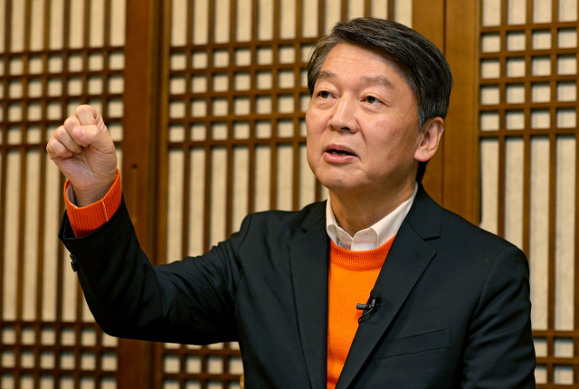 안철수 국민의당 창당준비위원장이 18일 수성구 한 식당에서 매일신문과 인터뷰를 하고 있다. 김영진 기자 kyjmaeil@imaeil.com