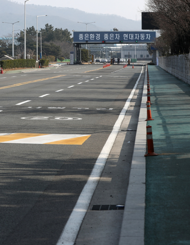신종 코로나바이러스 감염증 여파로 중국에서 들여오는 일부 부품 재고가 바닥나면서 현대자동차 울산공장의 전면 가동 중단이 이어지고 있다. 10일 오후 울산시 북구 현대차 명촌정문 앞 도로가 평소 줄지어 출입하던 부품 납품 차량이 없어 한산한 모습을 보이고 있다. 연합뉴스