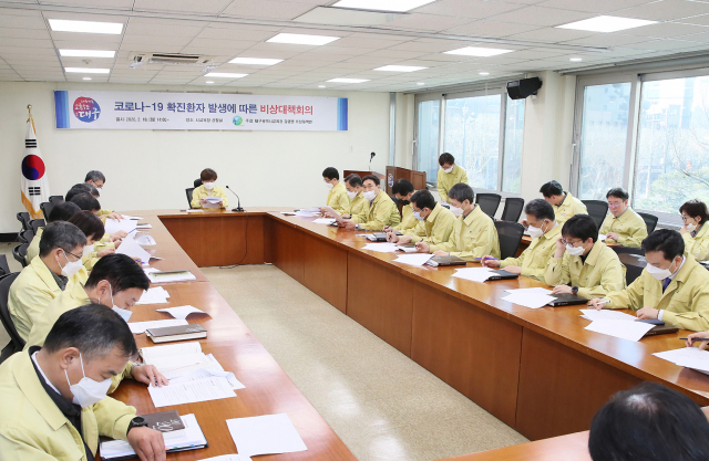 대구에서 코로나19 확진자가 나온 18일 대구시교육청이 긴급 비상대책회의를 열고, 유치원 한 곳의 휴원을 결정하는 등 대책을 논의했다. 대구시교육청 제공