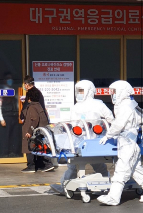 대구에서 신종 코로나바이러스 감염증 국내 31번째 확진자가 나온 18일 오후 대구 경북대학교 병원에 31번째 확진자 접촉자가 이송되어 들어오고 있다. 독자제공