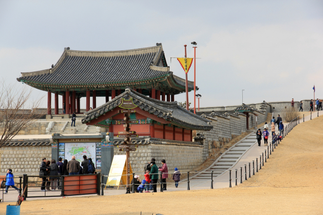 정조의 꿈이 깃든 수원화성은 정조가 아버지를 죽인 세력들이 가득한 서울을 버리고 수원에 새로운 궁궐을 수원에 만들고자 한 것이다.