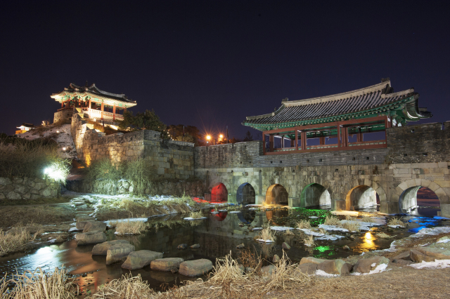 수원화성 화홍문.화(華)자는 화성을 의미하고 홍(虹)자는 무지개를 뜻한다.시원한 물보라가 수문으로 넘쳐나는 모습이 아름답다. 수원시청 제공