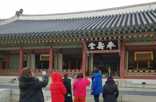 달성군 문화해설사들이 화성행궁 봉수당을 둘러보고 있다.