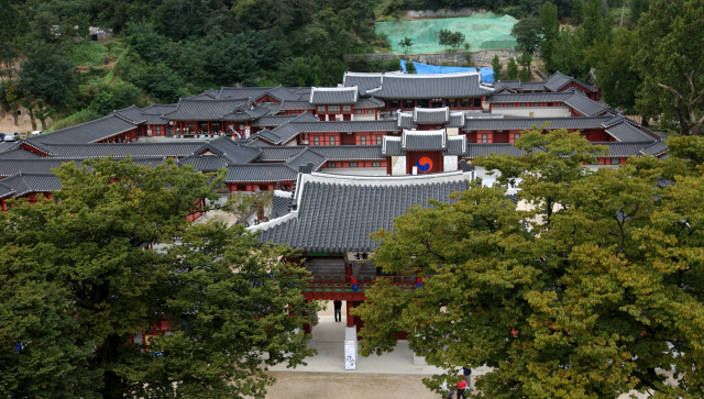 화성행궁은 효성이 지극한 정조가 아버지 사도세자의 묘소를 수원 화산으로 옮겨 수원 신도시를 건설하고 수원화성 성곽을 축조하면서 건립했다.수원시청 제공