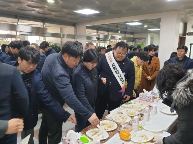 성주군이 자매결연한 전남 무안군청 구내식당에서 공무원을 대상으로 성주참외 시식회를 열고 있다. 성주군 제공