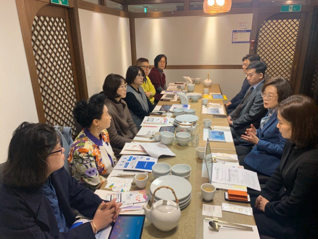 한국교육학술정보원 관계자들이 학부모단체 대표들과 이야기를 나누고 있다. 한국교육학술정보원 제공