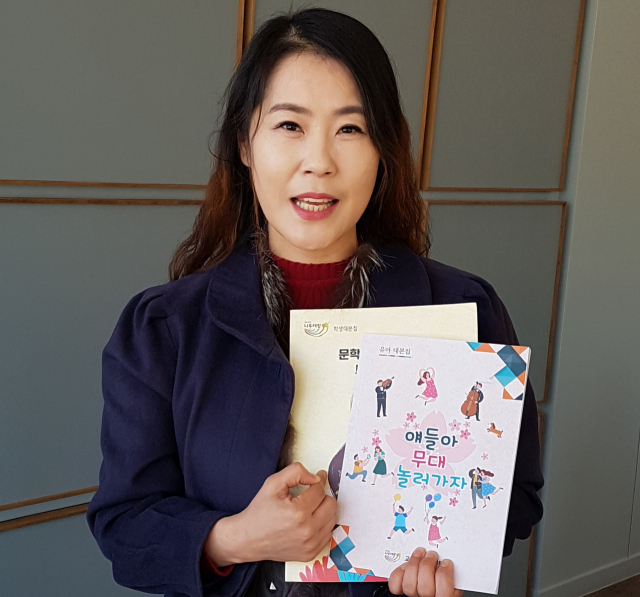 교육극단 나무테랑이 2019년 학생용 대본 발간에 이어 올해 유아용 대본을 발행해 주목을 받고 있다. 이융희 교육극단 나무테랑 대표가 유아 및 학생용 대본 발행의 취지의 의미를 설명하고 있다. 석민 선임기자