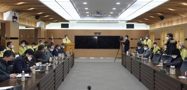 영천시가 19일 오전 코로나19 확진자 3명에 관한 언론브리핑을 하고 있다. 영천시 제공