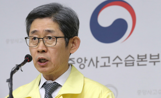 노홍인 중앙사고수습본부 총괄책임관(보건복지부 보건의료정책실장)이 19일 오전 세종시 정부세종청사에서 코로나19 대응 중앙사고수습본부 상황점검회의 결과 등 정례브리핑을 하고 있다. 연합뉴스