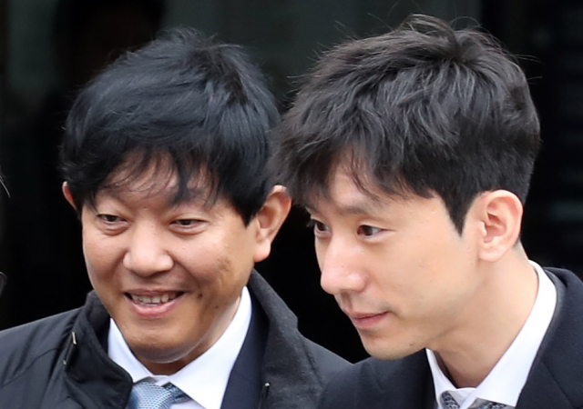 여객자동차 운수사업법 위반 혐의로 기소돼 1심에서 무죄를 선고받은 이재웅 쏘카 대표와 타다 운영사 VCNC 박재욱 대표(오른쪽)가 19일 오전 서울 서초구 서울중앙지법에서 열린 선고공판에 출석한 뒤 법정을 나서고 있다. 연합뉴스