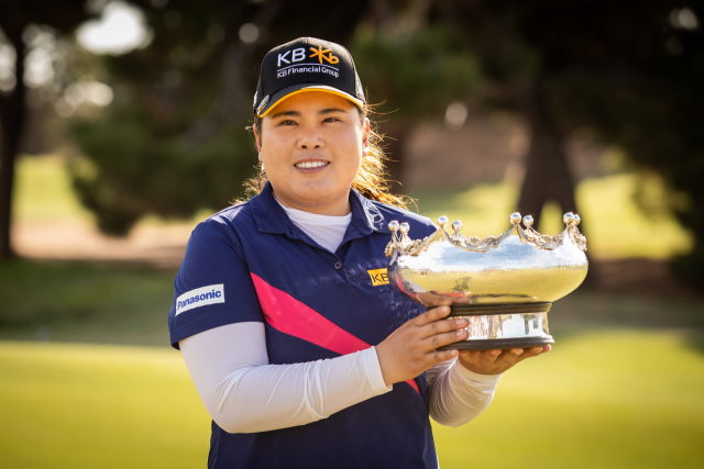 박인비가 지난 2020년 LPGA 투어 ISPS 한다 호주여자오픈 대회에서 우승한 뒤 트로피를 들고 포즈를 취하고 있다. 연합뉴스