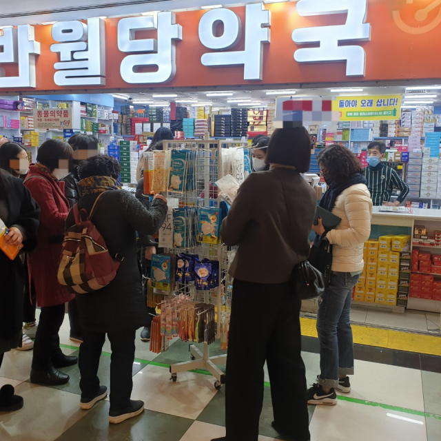 19일 오후 도시철도 반월당역 지하의 한 약국에서 시민들이 마스크를 사고 있다. (해당 사진은 기사의 내용과는 무관합니다) 이주형 기자