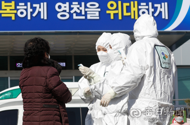 19일 오후 코로나바이러스감염증-19를 의심해 영천시보건소를 찾은 한 시민들이 진료를 기다리고 있다. 코로나19 지역사회 확산이 현실화되면서 방역당국이 종합병원, 보건소, 동네의원 등 의료기관들의 진료 선별 기준을 명확히 해 지침을 내려야 할 때라는 전문가들의 지적이 일고 있다. 우태욱 기자 woo@imaeil.com