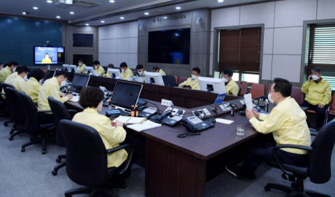 19일 코로나19 확진자 3명이 나온 영천시가 경북도와 재난안전대책 영상회의를 하고 있다. 영천시 제공