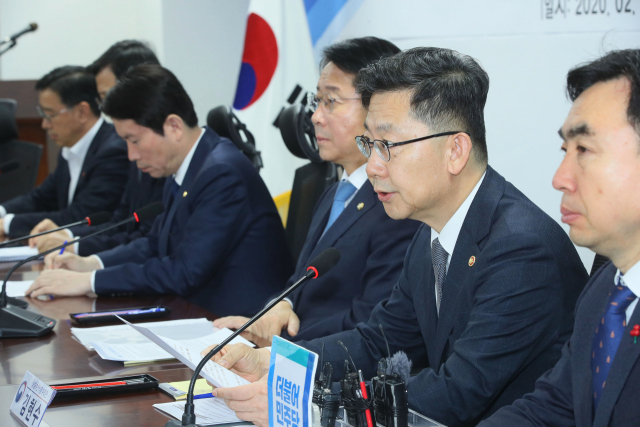 김현수 농림부 장관이 19일 국회 의원회관에서 열린 농어업인 삶의 질 향상 기본계획 당정협의에서 발언하고 있다. 왼쪽부터 문성혁 해수부 장관, 더불어민주당 이인영 원내대표, 조정식 정책위의장, 김 장관, 윤관석 정책위수석부의장. 연합뉴스