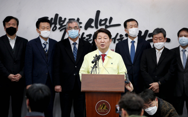 권영진 대구시장이 지난 19일 오전 대구시청 상황실에서 코로나바이러스감염증-19(코로나19) 추가 확진자와 관련해 지역내 의료원장들 및 관계자들과 함께 브리핑을 하고 있다. 매일신문DB