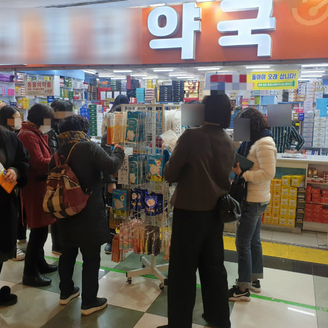 19일 오후 대구 도시철도 반월당역 지하의 한 약국에서 시민들이 마스크를 사고 있다. 이주형 기자 coolee@imaeil.com