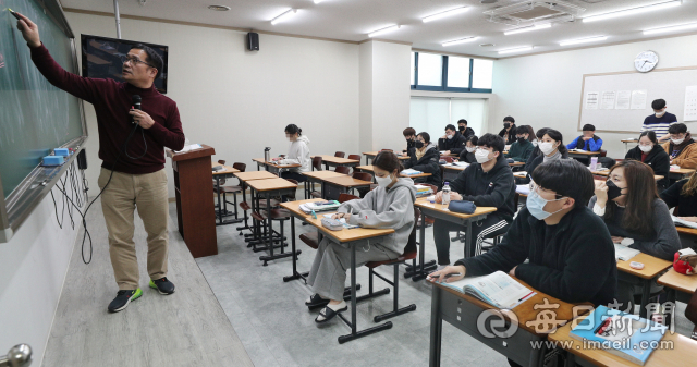 최근 대구의 한 학원에서 수강생들이 마스크를 착용한 채 수업을 듣고 있다. 매일신문 DB
