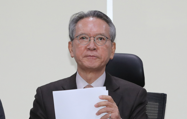 미래통합당 김형오 공천관리위원장이 19일 오후 서울 여의도 국회 의원회관에서 지금까지의 공천심사 결과를 발표하며 굳은 표정을 짓고 있다. 연합뉴스