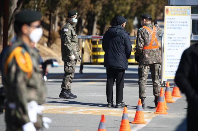 4일 오후 대구시 북구 육군 제50사단 신병교육대 정문에서 입영 대상자가 홀로 부대로 들어가고 있다. 이날 입소식은 신종코로나에 대한 우려로 별도 행사 없이 가족의 출입도 통제됐다. 연합뉴스