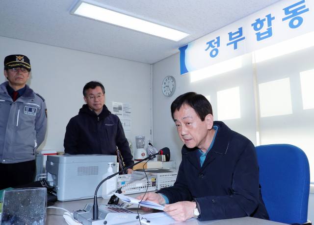 진영 행정안전부 장관이 지난 15일 오전 중국 우한 교민 임시생활시설인 경찰인재개발원에서 퇴소 인사 방송을 하고 있다. 연합뉴스