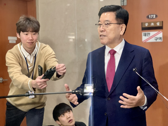 안동의 3선 김광림 미래통합당 최고위원이 20일 서울 여의도 국회 정론관에서 긴급 기자회견을 열고 4·15 총선 불출마를 선언하고서 기자들과 만나 질문에 대답하고 있다.홍준표 기자 pyoya@imaeil.com
