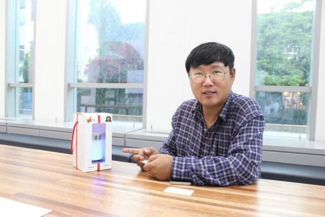전승원 정안헬스케어대표가 Color Therating Happy Light 제품을 소개하고 있다. 대구한의대 제공